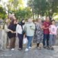 Foto: Keluarga besar asal Lamongan yang terdiri dari Rulia, Iin Pualam, Yukal, Yuni, Umi, Tri, dan Juana mengabadikan momen kebersamaan saat berlibur di kawasan Pantai Kenjeran, Surabaya, Sabtu (13/6/2026)