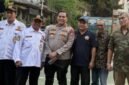 Foto: Kapolsek Kebayoran Lama Kompol Kukuh Islami berfoto bersama pengurus lingkungan dan tokoh masyarakat usai pelaksanaan program Jaga Jakarta On The Spot di RW 015 Kelurahan Grogol Utara, Kebayoran Lama, Jakarta Selatan