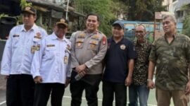 Foto: Kapolsek Kebayoran Lama Kompol Kukuh Islami berfoto bersama pengurus lingkungan dan tokoh masyarakat usai pelaksanaan program Jaga Jakarta On The Spot di RW 015 Kelurahan Grogol Utara, Kebayoran Lama, Jakarta Selatan
