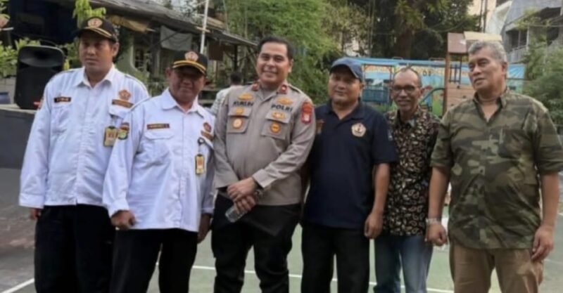 Foto: Kapolsek Kebayoran Lama Kompol Kukuh Islami berfoto bersama pengurus lingkungan dan tokoh masyarakat usai pelaksanaan program Jaga Jakarta On The Spot di RW 015 Kelurahan Grogol Utara, Kebayoran Lama, Jakarta Selatan