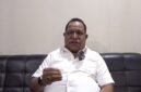 Foto: Ketua Umum BARA JP, Willem Frans Ansanay, memberikan keterangan kepada wartawan terkait polemik yang menyeret nama Wakil Ketua DPR RI Sufmi Dasco Ahmad dan isu ketidakhadiran Presiden ke-7 RI Joko Widodo pada peringatan Hari Lahir Pancasila
