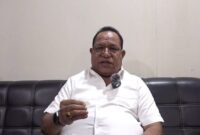 Foto: Ketua Umum BARA JP, Willem Frans Ansanay, memberikan keterangan kepada wartawan terkait polemik yang menyeret nama Wakil Ketua DPR RI Sufmi Dasco Ahmad dan isu ketidakhadiran Presiden ke-7 RI Joko Widodo pada peringatan Hari Lahir Pancasila