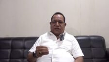 Foto: Ketua Umum BARA JP, Willem Frans Ansanay, memberikan keterangan kepada wartawan terkait polemik yang menyeret nama Wakil Ketua DPR RI Sufmi Dasco Ahmad dan isu ketidakhadiran Presiden ke-7 RI Joko Widodo pada peringatan Hari Lahir Pancasila