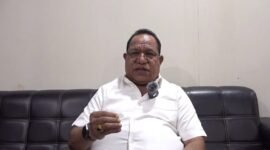 Foto: Ketua Umum BARA JP, Willem Frans Ansanay, memberikan keterangan kepada wartawan terkait polemik yang menyeret nama Wakil Ketua DPR RI Sufmi Dasco Ahmad dan isu ketidakhadiran Presiden ke-7 RI Joko Widodo pada peringatan Hari Lahir Pancasila