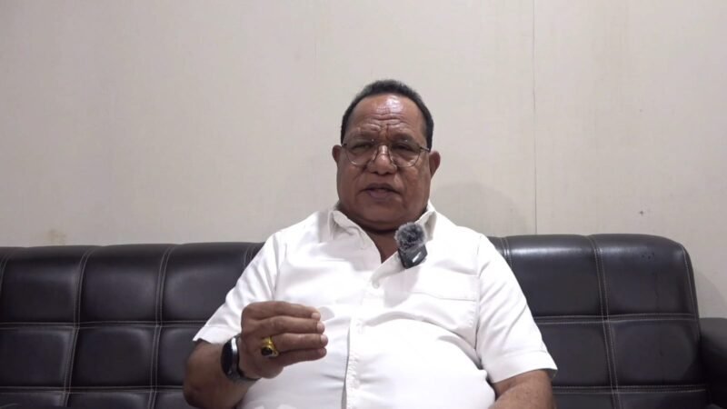 Foto: Ketua Umum BARA JP, Willem Frans Ansanay, memberikan keterangan kepada wartawan terkait polemik yang menyeret nama Wakil Ketua DPR RI Sufmi Dasco Ahmad dan isu ketidakhadiran Presiden ke-7 RI Joko Widodo pada peringatan Hari Lahir Pancasila
