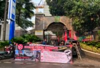 Foto: Sejumlah massa dari Dewan Pimpinan Daerah (DPD) Gerakan Pemuda Marhaenis (GPM) Maluku Utara menggelar aksi unjuk rasa di depan Gedung Kejaksaan Agung RI