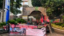 Foto: Sejumlah massa dari Dewan Pimpinan Daerah (DPD) Gerakan Pemuda Marhaenis (GPM) Maluku Utara menggelar aksi unjuk rasa di depan Gedung Kejaksaan Agung RI