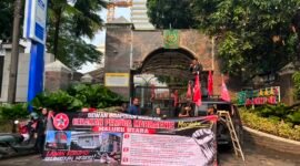 Foto: Sejumlah massa dari Dewan Pimpinan Daerah (DPD) Gerakan Pemuda Marhaenis (GPM) Maluku Utara menggelar aksi unjuk rasa di depan Gedung Kejaksaan Agung RI