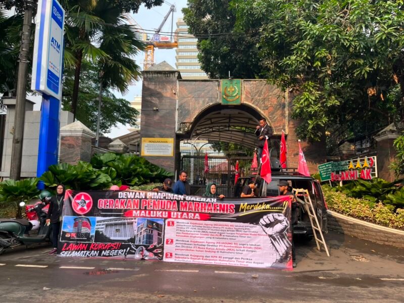 Foto: Sejumlah massa dari Dewan Pimpinan Daerah (DPD) Gerakan Pemuda Marhaenis (GPM) Maluku Utara menggelar aksi unjuk rasa di depan Gedung Kejaksaan Agung RI