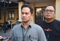 Foto: AKP Sudrajat Djumantara memberikan keterangan kepada wartawan terkait pengungkapan kasus pencurian sembako senilai Rp70 juta yang dilakukan seorang sekuriti mal di kawasan Tambora, Jakarta Barat
