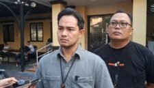 Foto: AKP Sudrajat Djumantara memberikan keterangan kepada wartawan terkait pengungkapan kasus pencurian sembako senilai Rp70 juta yang dilakukan seorang sekuriti mal di kawasan Tambora, Jakarta Barat