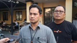Foto: AKP Sudrajat Djumantara memberikan keterangan kepada wartawan terkait pengungkapan kasus pencurian sembako senilai Rp70 juta yang dilakukan seorang sekuriti mal di kawasan Tambora, Jakarta Barat