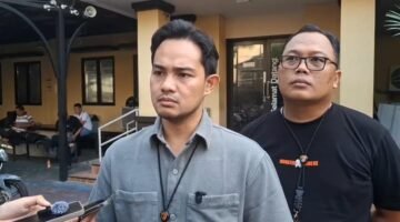 Foto: AKP Sudrajat Djumantara memberikan keterangan kepada wartawan terkait pengungkapan kasus pencurian sembako senilai Rp70 juta yang dilakukan seorang sekuriti mal di kawasan Tambora, Jakarta Barat