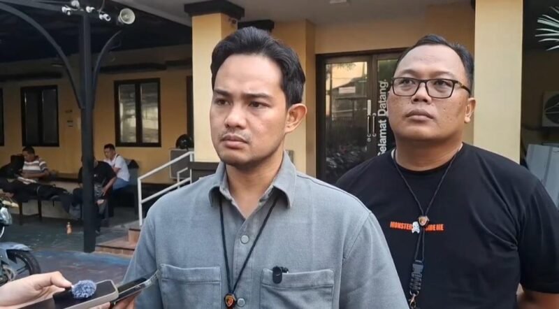 Foto: AKP Sudrajat Djumantara memberikan keterangan kepada wartawan terkait pengungkapan kasus pencurian sembako senilai Rp70 juta yang dilakukan seorang sekuriti mal di kawasan Tambora, Jakarta Barat