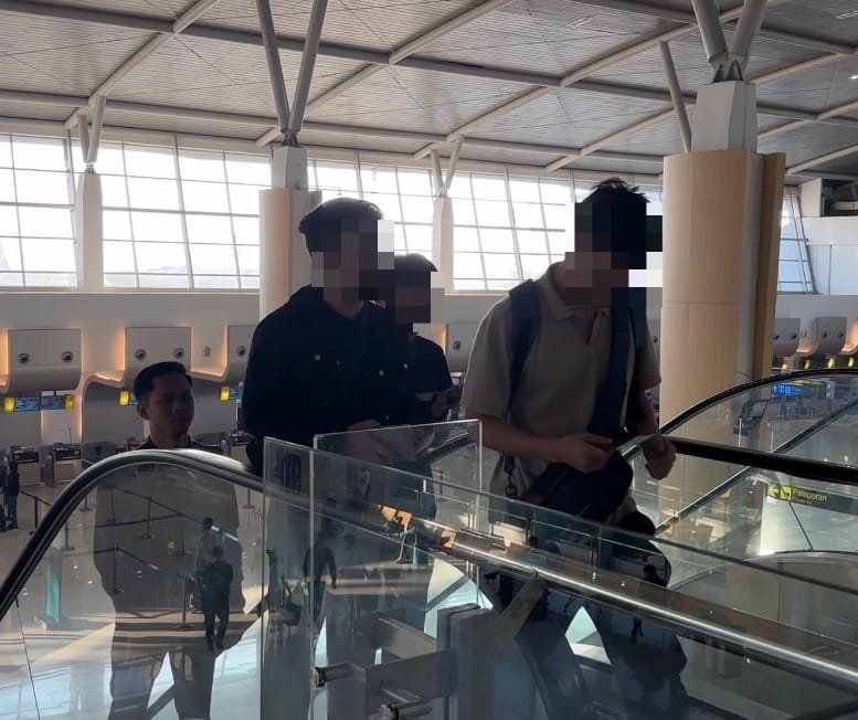 Kantor Imigrasi Kelas I Khusus TPI Surabaya mendeportasi tiga warga negara (WN) China berinisial YJ, CN, dan LJ setelah terbukti memanipulasi data untuk memperoleh visa kunjungan bisnis dan pra investasi di Indonesia.