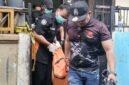 Foto: Petugas kepolisian bersama tim identifikasi mengevakuasi jasad seorang ibu rumah tangga berinisial R (40) dari kediamannya di Jalan Padamulya VIII, Angke, Tambora.