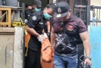 Foto: Petugas kepolisian bersama tim identifikasi mengevakuasi jasad seorang ibu rumah tangga berinisial R (40) dari kediamannya di Jalan Padamulya VIII, Angke, Tambora.