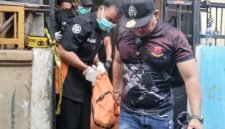 Foto: Petugas kepolisian bersama tim identifikasi mengevakuasi jasad seorang ibu rumah tangga berinisial R (40) dari kediamannya di Jalan Padamulya VIII, Angke, Tambora.