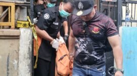 Foto: Petugas kepolisian bersama tim identifikasi mengevakuasi jasad seorang ibu rumah tangga berinisial R (40) dari kediamannya di Jalan Padamulya VIII, Angke, Tambora.