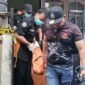 Foto: Petugas kepolisian bersama tim identifikasi mengevakuasi jasad seorang ibu rumah tangga berinisial R (40) dari kediamannya di Jalan Padamulya VIII, Angke, Tambora.