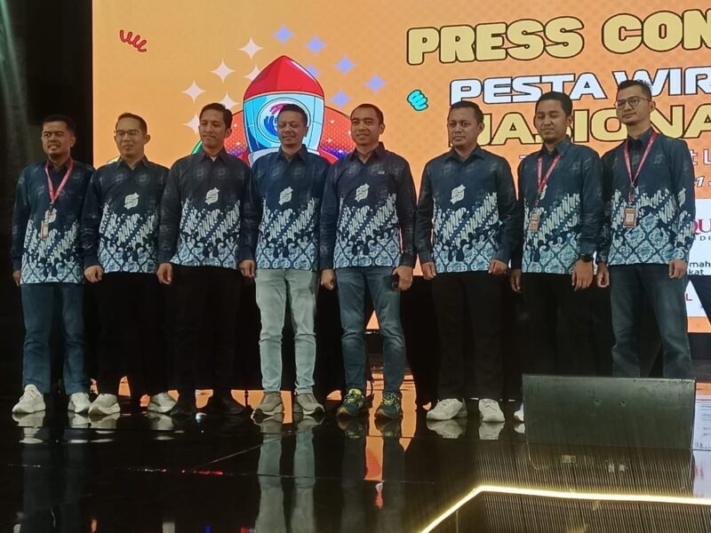 Foto: Panitia dan jajaran pengurus Komunitas Pengusaha Tangan Di Atas (TDA) berfoto bersama usai konferensi pers Pesta Wirausaha Nasional (PWN) 2026 di Jakarta