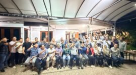 Foto: Wali Kota Jakarta Pusat, Drs. Arifin, M.AP berfoto bersama jajaran pejabat Pemerintah Kota Administrasi Jakarta Pusat usai merayakan hari ulang tahunnya di rumah dinas, Senin (22/6/2026) malam.