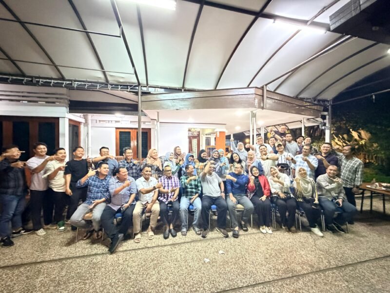 Foto: Wali Kota Jakarta Pusat, Drs. Arifin, M.AP berfoto bersama jajaran pejabat Pemerintah Kota Administrasi Jakarta Pusat usai merayakan hari ulang tahunnya di rumah dinas, Senin (22/6/2026) malam.