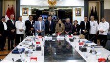 Menteri Koordinator Bidang Hukum, Hak Asasi Manusia, Imigrasi, dan Pemasyarakatan (Kumham Imipas) Yusril Ihza Mahendra membahas penguatan kelembagaan dan penyelarasan fungsi koordinasi kementeriannya bersama Menteri Pendayagunaan Aparatur Negara dan Reformasi Birokrasi (PANRB) Rini Widyantini di Jakarta, Kamis (25/6).