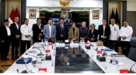 Menteri Koordinator Bidang Hukum, Hak Asasi Manusia, Imigrasi, dan Pemasyarakatan (Kumham Imipas) Yusril Ihza Mahendra membahas penguatan kelembagaan dan penyelarasan fungsi koordinasi kementeriannya bersama Menteri Pendayagunaan Aparatur Negara dan Reformasi Birokrasi (PANRB) Rini Widyantini di Jakarta, Kamis (25/6).
