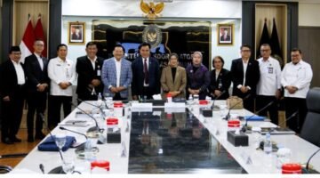 Menteri Koordinator Bidang Hukum, Hak Asasi Manusia, Imigrasi, dan Pemasyarakatan (Kumham Imipas) Yusril Ihza Mahendra membahas penguatan kelembagaan dan penyelarasan fungsi koordinasi kementeriannya bersama Menteri Pendayagunaan Aparatur Negara dan Reformasi Birokrasi (PANRB) Rini Widyantini di Jakarta, Kamis (25/6).