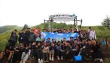 Foto: Puluhan mahasiswa Fakultas Teknik Universitas Diponegoro (UNDIP) berfoto bersama usai melaksanakan kegiatan Teknik Peduli Lingkungan (TPL) 2026 di kawasan Jalur Thekelan, Taman Nasional Gunung Merbabu, Kabupaten Semarang, Jawa Tengah