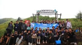 Foto: Puluhan mahasiswa Fakultas Teknik Universitas Diponegoro (UNDIP) berfoto bersama usai melaksanakan kegiatan Teknik Peduli Lingkungan (TPL) 2026 di kawasan Jalur Thekelan, Taman Nasional Gunung Merbabu, Kabupaten Semarang, Jawa Tengah