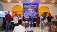 Foto: Santunan Warnai HUT ke-3 Radarjakarta.id – Pimpinan Umum Radarjakarta.id Budiman Tandiono (kiri) bersama jajaran redaksi menyerahkan santunan kepada anak-anak yatim dalam rangkaian perayaan Hari Ulang Tahun (HUT) ke-3 Radarjakarta.id di Sambina Prime Hotel, Jakarta,