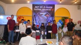 Foto: Santunan Warnai HUT ke-3 Radarjakarta.id – Pimpinan Umum Radarjakarta.id Budiman Tandiono (kiri) bersama jajaran redaksi menyerahkan santunan kepada anak-anak yatim dalam rangkaian perayaan Hari Ulang Tahun (HUT) ke-3 Radarjakarta.id di Sambina Prime Hotel, Jakarta,