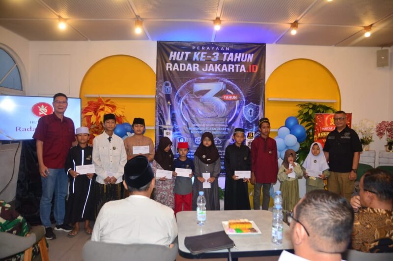 Foto: Santunan Warnai HUT ke-3 Radarjakarta.id – Pimpinan Umum Radarjakarta.id Budiman Tandiono (kiri) bersama jajaran redaksi menyerahkan santunan kepada anak-anak yatim dalam rangkaian perayaan Hari Ulang Tahun (HUT) ke-3 Radarjakarta.id di Sambina Prime Hotel, Jakarta,