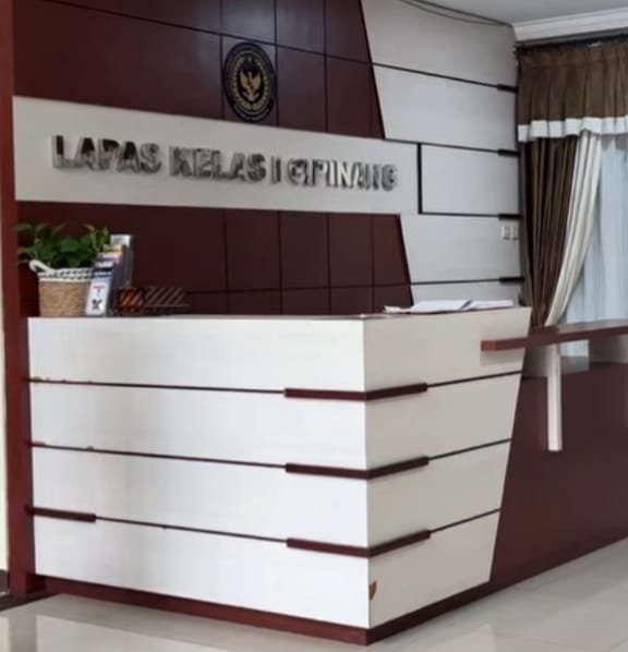 Pengacara kondang Hotman Paris Hutapea melontarkan kritik keras terhadap dugaan adanya perlakuan istimewa yang diterima terpidana kasus pencemaran nama baik, Rasman Nasution, di Lapas Kelas I Cipinang, Jakarta Timur.