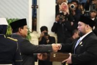 Foto: Presiden Prabowo Subianto berjabat tangan dengan Didi Mahardhika