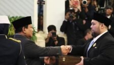 Foto: Presiden Prabowo Subianto berjabat tangan dengan Didi Mahardhika