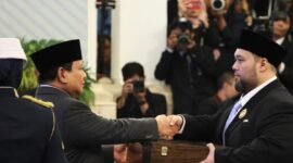 Foto: Presiden Prabowo Subianto berjabat tangan dengan Didi Mahardhika