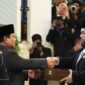 Foto: Presiden Prabowo Subianto berjabat tangan dengan Didi Mahardhika