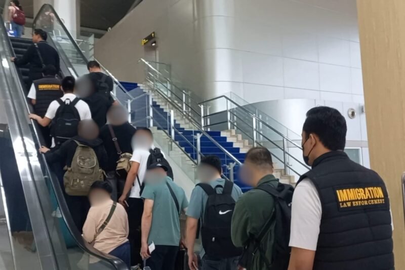 Kantor Imigrasi Kelas I Khusus TPI Surabaya mendeportasi delapan warga negara asing (WNA) asal Republik Rakyat Tiongkok (RRT) setelah terbukti melakukan aktivitas kerja yang tidak sesuai dengan izin tinggal yang dimiliki.