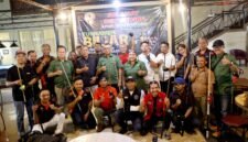 Foto: Ketua PWI DKI Jakarta Kesit Budi Handoyo bersama Ketua SIWO PWI DKI Jakarta Nonie Rering berfoto bersama para peserta Turnamen Biliar Antarwartawan SIWO PWI DKI Jakarta 2026 di Berlian Billiard, Jakarta Selatan, Foto: Joko Dolok/PWI DKI Jakarta.