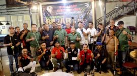 Foto: Ketua PWI DKI Jakarta Kesit Budi Handoyo bersama Ketua SIWO PWI DKI Jakarta Nonie Rering berfoto bersama para peserta Turnamen Biliar Antarwartawan SIWO PWI DKI Jakarta 2026 di Berlian Billiard, Jakarta Selatan, Foto: Joko Dolok/PWI DKI Jakarta.