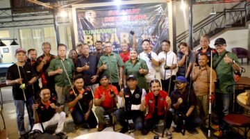 Foto: Ketua PWI DKI Jakarta Kesit Budi Handoyo bersama Ketua SIWO PWI DKI Jakarta Nonie Rering berfoto bersama para peserta Turnamen Biliar Antarwartawan SIWO PWI DKI Jakarta 2026 di Berlian Billiard, Jakarta Selatan, Foto: Joko Dolok/PWI DKI Jakarta.
