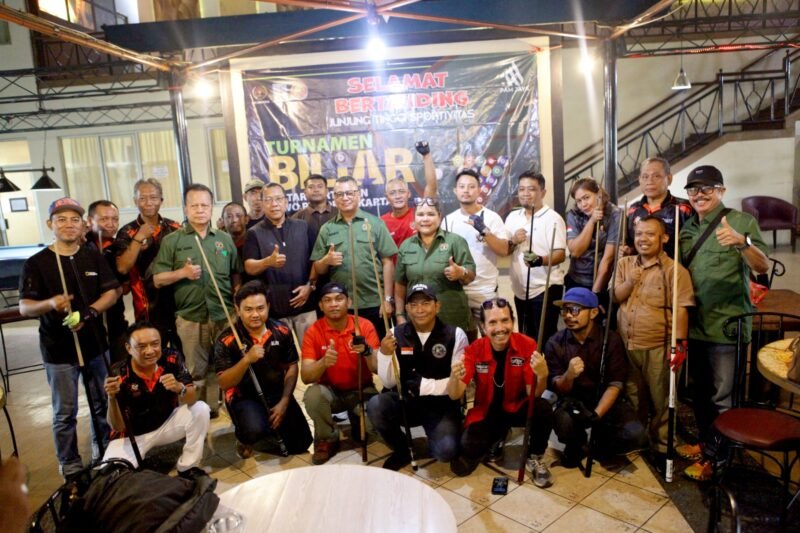 Foto: Ketua PWI DKI Jakarta Kesit Budi Handoyo bersama Ketua SIWO PWI DKI Jakarta Nonie Rering berfoto bersama para peserta Turnamen Biliar Antarwartawan SIWO PWI DKI Jakarta 2026 di Berlian Billiard, Jakarta Selatan, Foto: Joko Dolok/PWI DKI Jakarta.