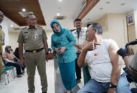 Foto: Wali Kota Administrasi Jakarta Pusat Arifin didampingi Ketua TP PKK Kota Administrasi Jakarta Pusat Witri Yenny Arifin meninjau layanan hapus tato gratis pada kegiatan Gebyar Muharram yang digelar Pemkot Jakarta Pusat bersama Baznas Bazis DKI Jakarta di Kantor Wali Kota Jakarta Pusat, Senin (29/6/2026)