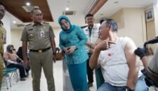 Foto: Wali Kota Administrasi Jakarta Pusat Arifin didampingi Ketua TP PKK Kota Administrasi Jakarta Pusat Witri Yenny Arifin meninjau layanan hapus tato gratis pada kegiatan Gebyar Muharram yang digelar Pemkot Jakarta Pusat bersama Baznas Bazis DKI Jakarta di Kantor Wali Kota Jakarta Pusat, Senin (29/6/2026)