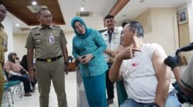 Foto: Wali Kota Administrasi Jakarta Pusat Arifin didampingi Ketua TP PKK Kota Administrasi Jakarta Pusat Witri Yenny Arifin meninjau layanan hapus tato gratis pada kegiatan Gebyar Muharram yang digelar Pemkot Jakarta Pusat bersama Baznas Bazis DKI Jakarta di Kantor Wali Kota Jakarta Pusat, Senin (29/6/2026)