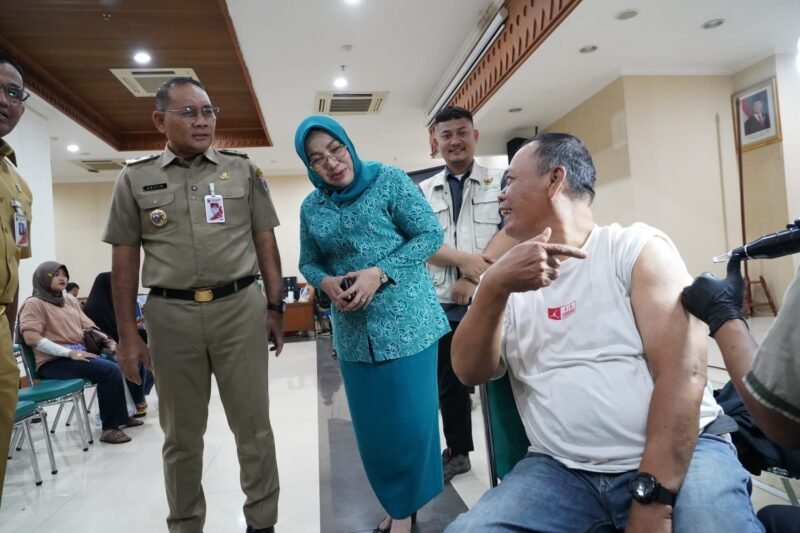 Foto: Wali Kota Administrasi Jakarta Pusat Arifin didampingi Ketua TP PKK Kota Administrasi Jakarta Pusat Witri Yenny Arifin meninjau layanan hapus tato gratis pada kegiatan Gebyar Muharram yang digelar Pemkot Jakarta Pusat bersama Baznas Bazis DKI Jakarta di Kantor Wali Kota Jakarta Pusat, Senin (29/6/2026)