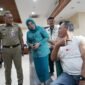 Foto: Wali Kota Administrasi Jakarta Pusat Arifin didampingi Ketua TP PKK Kota Administrasi Jakarta Pusat Witri Yenny Arifin meninjau layanan hapus tato gratis pada kegiatan Gebyar Muharram yang digelar Pemkot Jakarta Pusat bersama Baznas Bazis DKI Jakarta di Kantor Wali Kota Jakarta Pusat, Senin (29/6/2026)